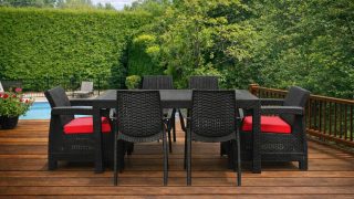 Ensemble de patio Sunrise Deluxe dans une cour en été